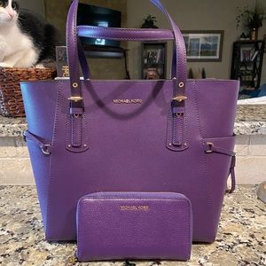 Voyager Leather Tote & Leather Smartphone Wristlet